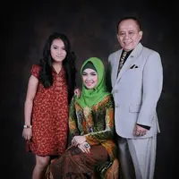 Artis yang kini menekuni dunia politik, Ingrid Kansil menceritakan kisah cintanya pada Bintang.com. Melalui sahabatnya, Ira ia diperkenalkan dengan Syarief Hasan yang kini menjadi suaminya hampir 17 tahun. (dok. Pribadi/ Bintang.com)