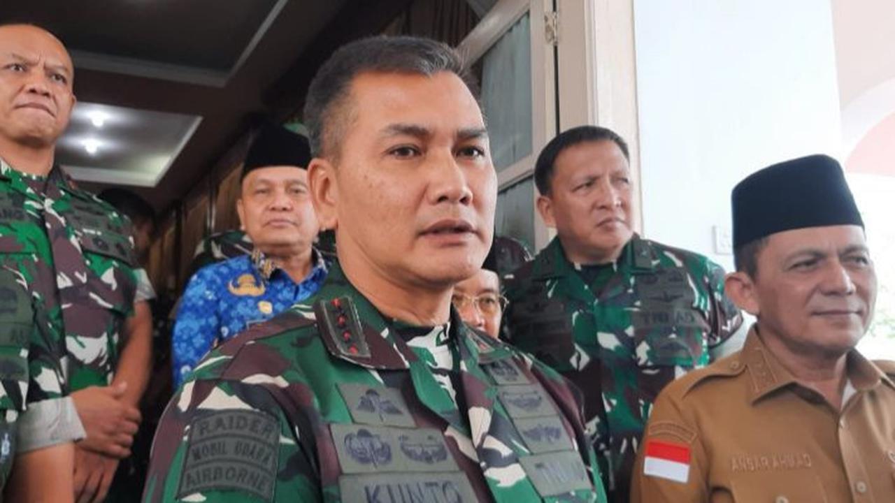 Letjen Kunto Arief Bertemu Manusia Silver Beri Hadiah Istimewa, Sang Jenderal Langsung Didoakan