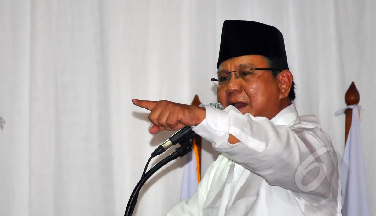 Ketum Partai Gerindra Prabowo Subianto saat membacakan pidato politiknya di acara pelantikan pengurus pusat Partai Gerindra di kantor DPP Partai Gerindra, Jakarta, Rabu (8/4/2015). (Liputan6.com/Yoppy Renato)