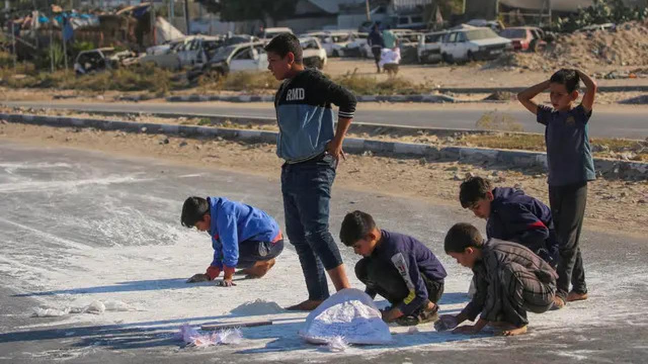 Miris, Anak-anak Pengungsi Palestina Punguti Ceceran Tepung di Jalanan