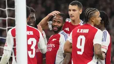 Para pemain Arsenal merayakan gol yang dicetak oleh Raheem Sterling ke gawang Bolton Wanderers dalam laga putaran ketiga Carabao Cup 2024/2025 yang digelar di Emirates Stadium, Kamis (26/9/2024). (AP Photo/Kirsty Wigglesworth)