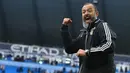 Pelatih Wolverhampton Wanderers, Nuno Espirito Santo menyapa para suporter saat berselebrasi usai pertandingan melawan Manchester City pada pertandingan lanjutan Liga Inggris di Stadion Etihad (6/10/2019). Wolverhampton menang 2-0 atas Manchester City. (AFP Photo/Lindsey Parnaby)