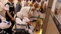 Jemaah Haji Diminta Gunakan Jasa Kursi Roda Resmi di Masjidil Haram. (Liputan6.com/Nafiysul Qodar)