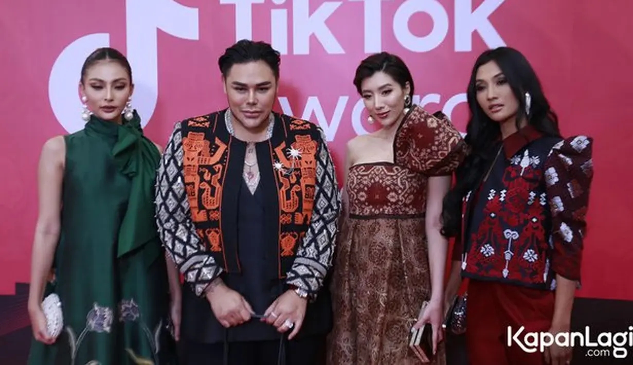 <p>Ivan Gunawan tampil cetar dengan menggabungkan unsur etnik dan modern. Belakangan ini, dirinya viral karena efek bold glamor. [Foto: KapanLagi.com/Bayu Herdianto]</p>
