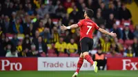 Striker Southampton, Shane Long, melakukan selebrasi seusai mencetak gol ke gawang Watford, Selasa (23/4/2019), di at Vicarage Road Stadium, Watford.  (AFP / Glyn Kirk)