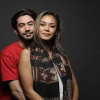 Dalam melakukan adegan romantis, keduanya juga tidak mengalami kesulitan. Tidak banyak mengulang dan berjalan natural. Apalagi dalam film itu digambarkan sebagai pasangan suami istri yang ekspresif dan romantis. (Bambang E. Ros/Bintang.com)