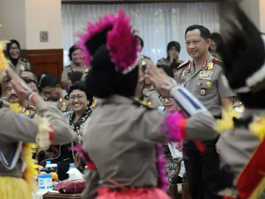 Kapolri Jenderal Pol Tito Karnavian melihat penampilan tari maumere asal papua yang di bawakan oleh Polisi Cilik saat menghadiri hari Jadi polisi Wanita (Polwan) ke-68 di Mabes Polri, Jakarta, Kamis (1/9). (Liputan6.com/Helmi Afandi)