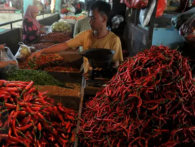 Aktivitas pedagang sembako di Pasar Senen, Jakarta, Sabtu (30/5/2015). Menjelang bulan Ramadhan, harga kebutuhan pokok mulai merangkak naik. (Liputan6.com/Johan Tallo)