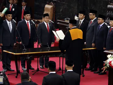 Sekjen Gerindra Ahmad Muzani (dua kiri), Wasekjen PDIP Ahmad Basarah (tiga kiri), dan Ketua Umum PKB Muhaimin Iskandar (empat kiri) disumpah oleh Ketua MA Muhammad Hatta Ali dalam Sidang Paripurna MPR, Jakarta, Senin (26/3). (Liputany6.com/JohanTallo)