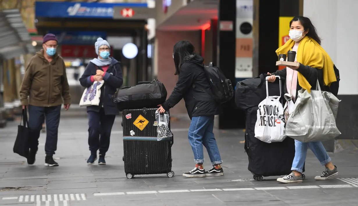 Orang-orang menyusuri jalan yang biasa sibuk di kawasan pusat bisnis di Melbourne ketika penduduk kota kembali menjalani lockdown selama 7 hari, Jumat (28/5/2021). Melbourne kembali menerapkan lockdown untuk keempat kalinya setelah wabah COVID-19 menyebar cepat di wilayah tersebut (William WEST/AFP)