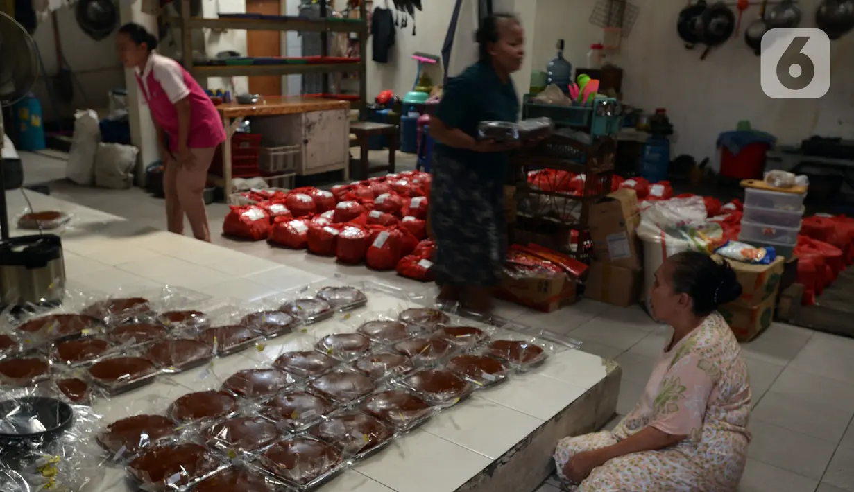 Pekerja mengemas dodol Betawi di rumah industri di kawasan Pasar Minggu, Jakarta, Selasa (4/5/2021). Dodol Betawi dijual dengan harga Rp 50 ribu - Rp 100 ribu per kilogram. (merdeka.com/Imam Buhori)