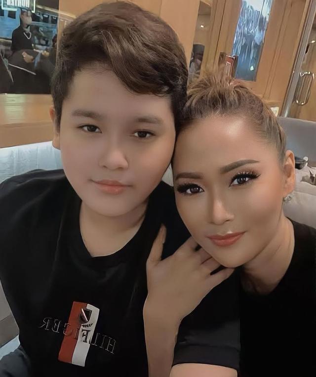 6 Potret Inul Daratista dan Ivander yang beda usia 30 tahun, anak beranjak dewasa disebut brondong