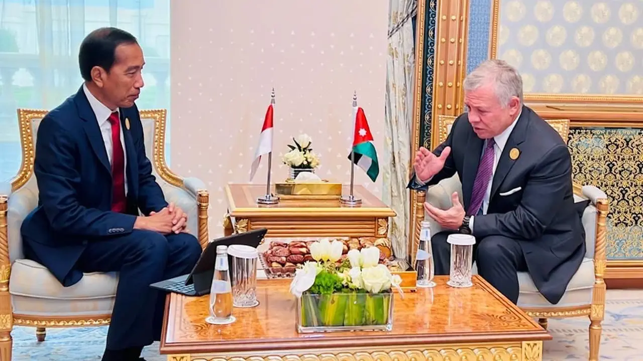 Presiden Joko Widodo (Jokowi) melakukan pertemuan bilateral dengan Raja Yordania, Abdullah II bin Al-Hussein. Pertemuan itu terjadi di sela-sela KTT Luar Biasa OKI.