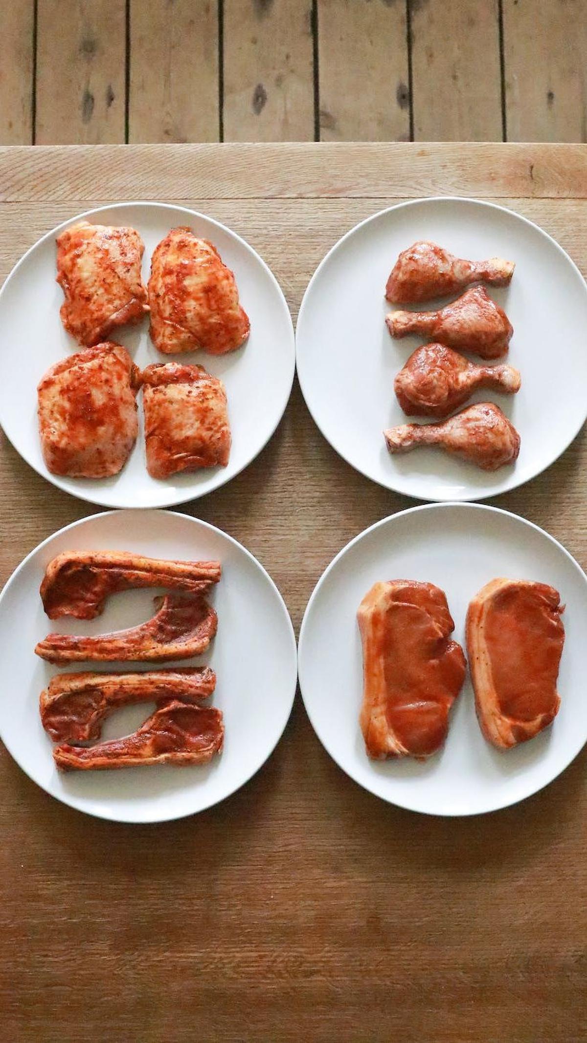2.&nbsp;Daging Ayam: Cuci bersih ayam, potong sesuai keinginan, dan pisahkan per porsi masak dalam wadah yang berbeda. Anda juga bisa mengungkep ayam dengan bumbu favorit sebelum disimpan di freezer.