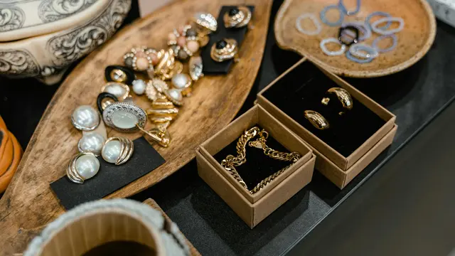 2. Pisahkan Setiap Perhiasan Berdasarkan Jenisnya