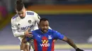 Gelandang Leeds United, Kalvin Phillip berusaha merebut bola dari penyerang Crystal Palace, Jordan Ayew pada pertandingan Liga Inggris di Stadion Elland Road, Inggris (9/2/2021).  Pasukan Marcelo Bielsa kini mengoleksi 32 poin dari 23 laga. (Tim Keeton/Pool via AP)