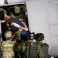 Tentara Meksiko mengawal gembong narkoba Joaquin "El Chapo" Guzman naik ke helikopter sebelum memberikan keterang kepada media di Mexico City, (8/1/2016). (REUTERS/Tomas Bravo)