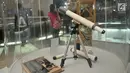 Pengunjung melihat koleksi di ruang pameran Planetarium Jakarta, Rabu (24/7/2019). Tutupnya perusahaan penyedia suku cadang Planetarium dan Observatorium Jakarta membuat pertunjukan hanya digelar dua kali dari biasanya tujuh kali sehari. (merdeka.com/Iqbal Nugroho)