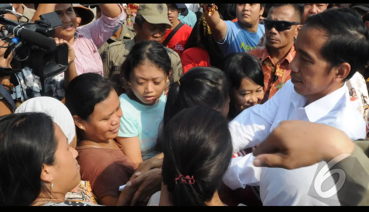 Joko Widodo menyambangi pemukiman kumuh di Waduk Pluit, Penjaringan, Jakarta, Kamis (24/7/2014) (Liputan6.com/Herman Zakharia)