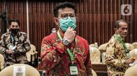 Mentan Syahrul Yasin Limpo mengenakan kalung bertuliskan anti virus corona saat raker dengan Komisi IV DPR di Kompleks Parlemen, Senayan, Jakarta, Selasa (7/7/2020). Rapat membahas program strategis kementerian dalam rangka percepatan pemulihan ekonomi dampak COVID-19. (Liputan6.com/Johan Tallo)