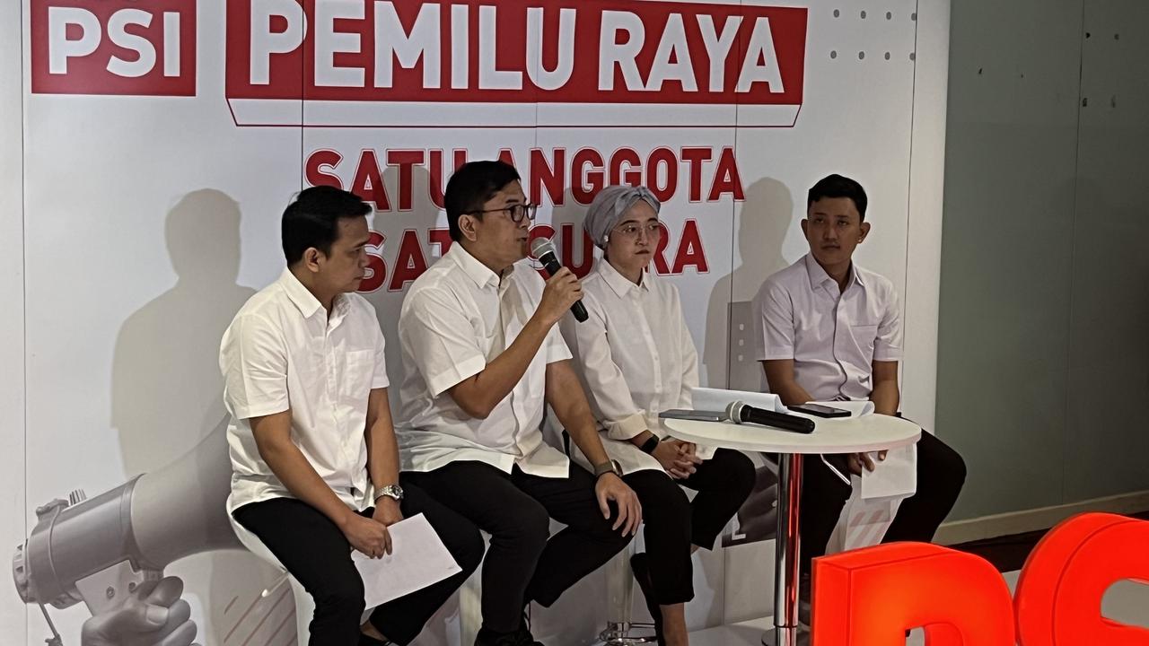 Wakil Ketua PSI Andy Budiman (kedua dari kiri) saat jumpa pers di Kantor DPP PSI, Jalan Wahid Hasyim Jakarta Pusat, Selasa (13/4/2025) (Liputan6.com/Muhammad Radityo Priyasmoro)