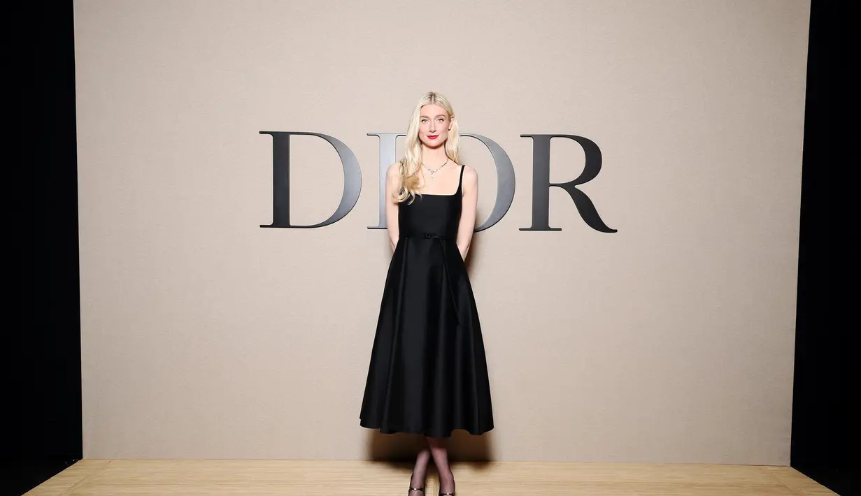 Pemeran Putri Diana, Elizabeth Debicki, terlihat manis dengan dress panjang bertali dari Dior. Tampilan feminin simple-nya ditutup dengan heels hitam [Dior]