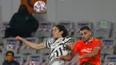 Pemain Manchester United Edinson Cavani (kiri) berebut bola dengan pemain Istanbul Basaksehir Aziz Behich pada pertandingan Grup H Liga Champions di Stadion Fatih Terim, Istanbul, Turki, Rabu (4/11/2020). Istanbul Basaksehir menang 2-1. (AP Photo)