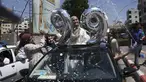Siswa SMP Palestina menyemprotkan busa dari jendela mobil saat mereka merayakan kelulusan usai mengikuti ujian akhir yang dikenal sebagai "Tawjihi" dengan nilai 99/100, di Kota Hebron, Tepi Barat (3/8/2021). (AFP/Hazem Bader)