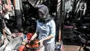 Pedagang membawa barang yang tersisa dari lokasi kebakaran Pasar Cempaka Putih, Jakarta, Kamis (24/9/2020). Kebakaran yang diduga akibat ledakan tabung gas dari lapak potong ayam tersebut menghanguskan 807 kios dengan kerugian ditaksir mencapai Rp 9 miliar. (merdeka.com/Iqbal S. Nugroho)