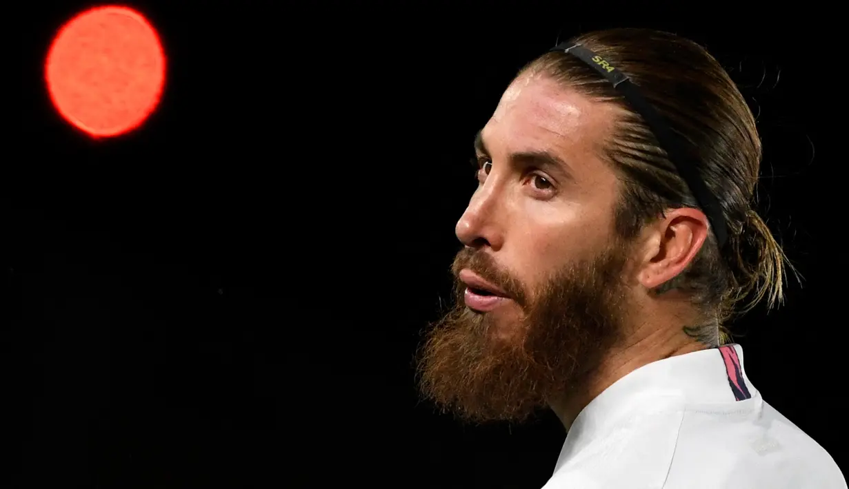 Sergio Ramos. Saat kontraknya bersama Real Madrid di akhir musim 2014/2015 akan berakhir, Manchester United yang dimanajeri Louis Van Gaal tertarik untuk mendatangkannya ke Old Trafford. Namun Sergio Ramos akhirnya memilih memperpanjang kontraknya selama 5 tahun. (Foto: AFP/Pierre-Philippe Marcou)