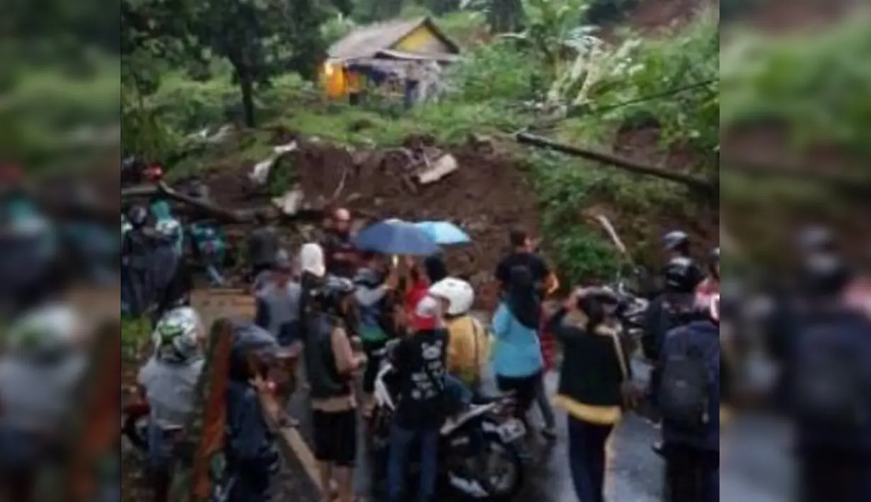 Hujan deras di wilayah Cianjur menyebabkan longsor di jalur Puncak Desa Cibeureum, Cianjur, Rabu (13/1/2016). Akibat longsor tersebut kendaraan yang akan menuju Cianjur atau Bandung dialihkan melalui Sukabumi atau Jonggol   (Twitter/@RTMC_PoldaJabar)
