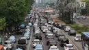 Suasana kemacetan di Jalan MH Thamrin, Jakarta, Kamis (31/5). Tingginya antusiasme warga untuk berbuka puasa di rumah menyebabkan jalan-jalan protokol di Ibukota dipadati kendaraan jelang waktu berbuka. (Liputan6.com/Immanuel Antonius)