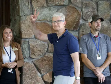 Tim Cook selaku CEO Apple tiba untuk menghadiri konferensi tahunan Allen & Co Sun Valley di Sun Valley, Idaho pada 9 Juli 2024. (KEVORK DJANSEZIAN / GETTY IMAGES NORTH AMERICA / Getty Images via AFP)