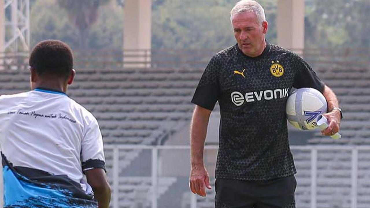 Ketiga legenda Borussia Dortmund itu secara langsung memberikan bimbingan kepada para siswa PFA.