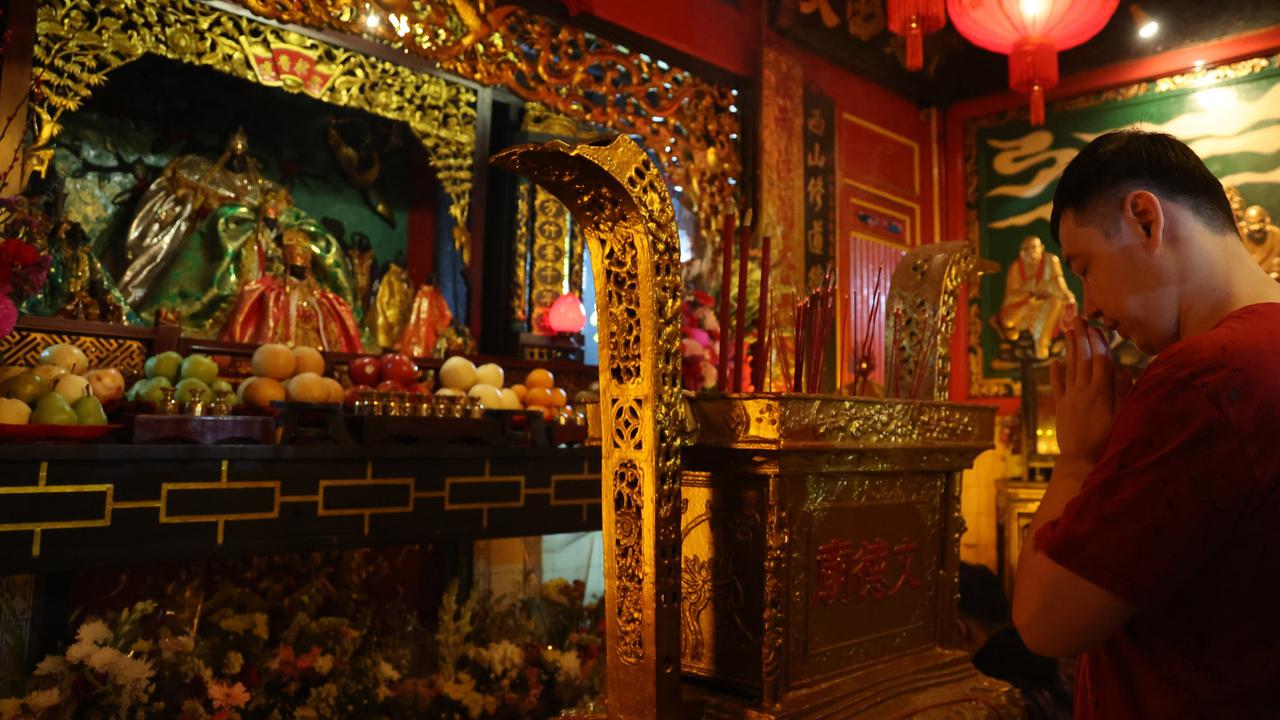 FOTO: Suasana Khidmat Ibadah Malam Imlek di Vihara Boen Tek Bio Tangerang