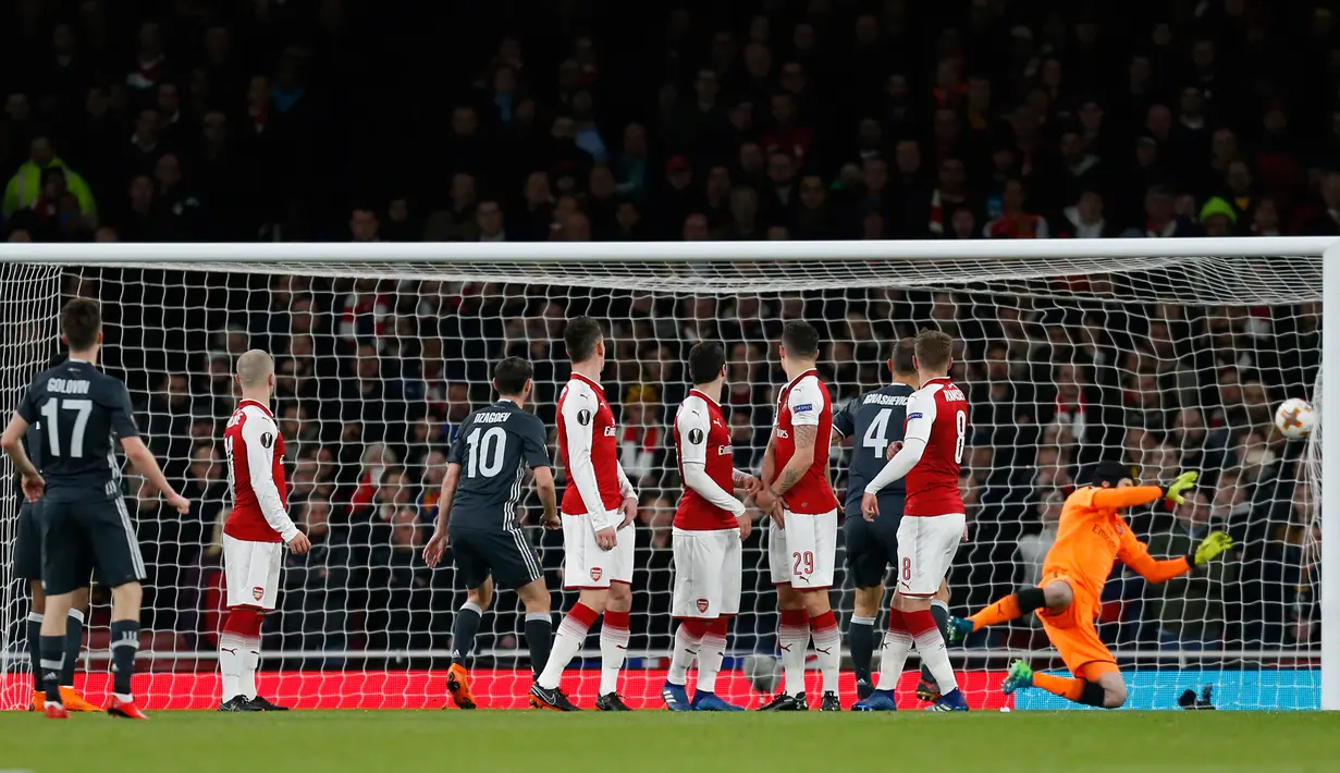Pemain tengah CSKA Moscow, Aleksandr Golovin melakukan tendangan bebas yang akhirnya membuahkan gol saat melawan Arsenal pada pertandingan Liga Eropa di stadion Emirates, London (5/4). (AFP Photo / Ian Kington)