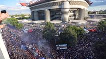 Suka cita mewarnai perayaan juara Inter Milan pada musim ini di Stadion Giuseppe Meaza, Milan, Italia, Minggu (17/05/2026) waktu setempat. (AP Photo/Luca Bruno)