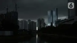 Suasana langit mendung di Jakarta, Sabtu (9/1/2021). Badan Meteorologi, Klimatologi, dan Geofisika (BMKG) memprediksi hujan ringan disertai petir dan angin kencang dengan durasi singkat akan mengguyur Jakarta pada siang dan sore hari ini. (merdeka.com/Imam Buhori)