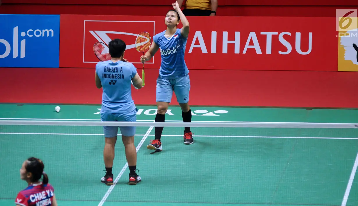 Ganda putri Indonesia, Greysia Polii menunjuk ke atas usai melawan Chae Yoo Jung/Hye Rin Kim pada perempat final Indonesia Masters 2018 di Istora Senayan, Jakarta, Jumat (26/1). Greysia/Apriyani unggul 21-16, 21-15. (Liputan6.com/Helmi Fithriansyah)
