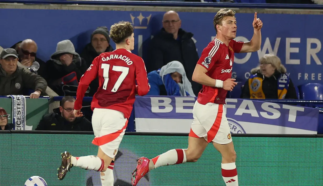 Manchester United membuka keunggulan pada menit ke-28 lewat tendangan keras mendatar Rasmus Hojlund. (Adrian Dennis/AFP)