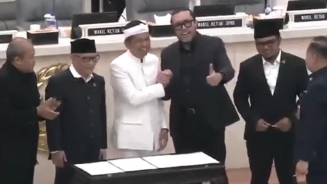 Potret Mesra Dedi Mulyadi dengan Ono Surono Salam Komando Sambil Terseyum Jadi Sorotan