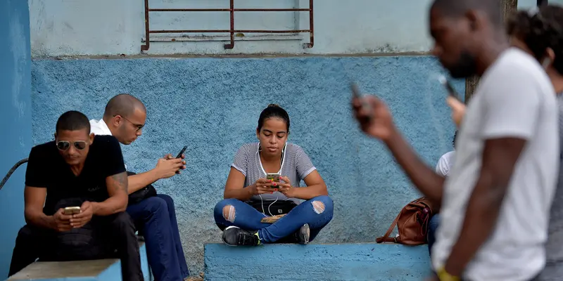 Kuba Bisa Akses Internet Lewat Ponsel