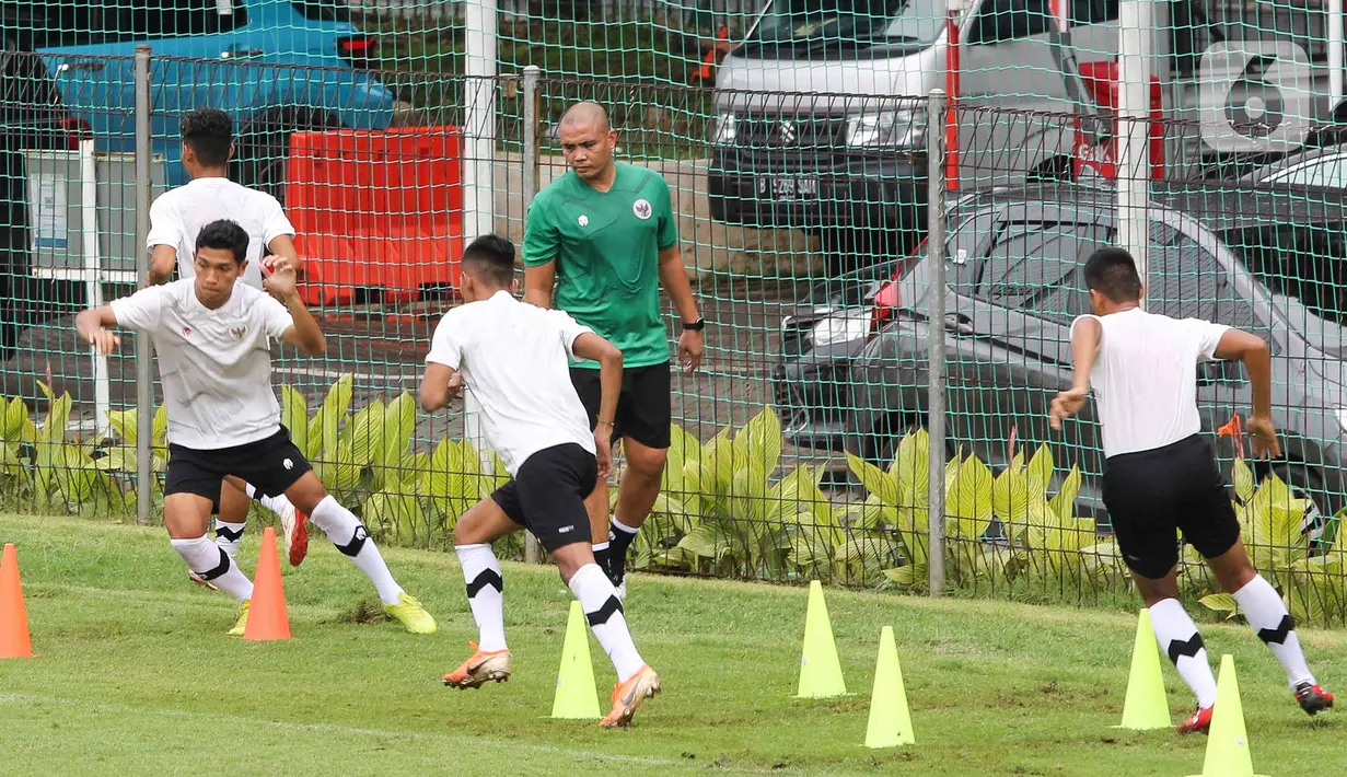 Para pemain Timnas Indonesia U-22 saat mengikuti sesi latihan tim di Lapangan A Senayan, Jakarta, Kamis (2/3/2023). Pelatih asal Sumatra Barat itu mengatakan untuk latihan perdana skuad Garuda Muda ini belum diberi menu latihan berat. Tetapi, timnas U-22 Indonesia menjalani menu latihan ringan. (Liputan6.com/Herman Zakharia)