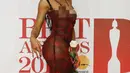 Pose Diana De Brito, yang dikenal sebagai IAMDDB berpose di karpet merah saat tiba menghadiri BRIT Awards 2018 di London, Inggris (21/2). (AFP Photo/Tolga Akmen)