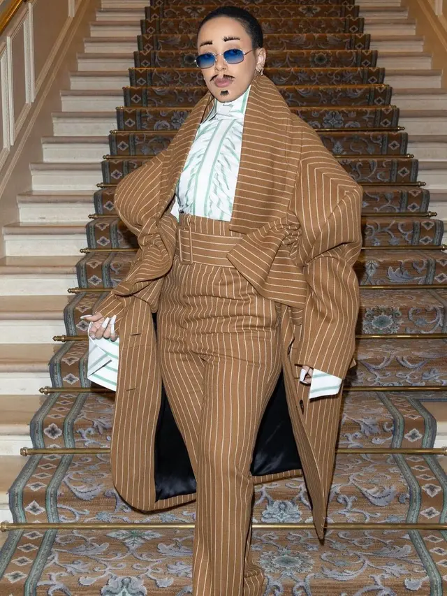 Gaya Nyentrik Doja Cat di Viktor & Rolf Show, Tampil Berkumis dan Berjenggot