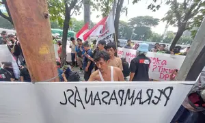 Massa menyiapkan atribut Demo 27 Agustus di depan Gedung DPR Jakarta pada Rabu (26/7/2026). ANTARA/Adimas Raditya