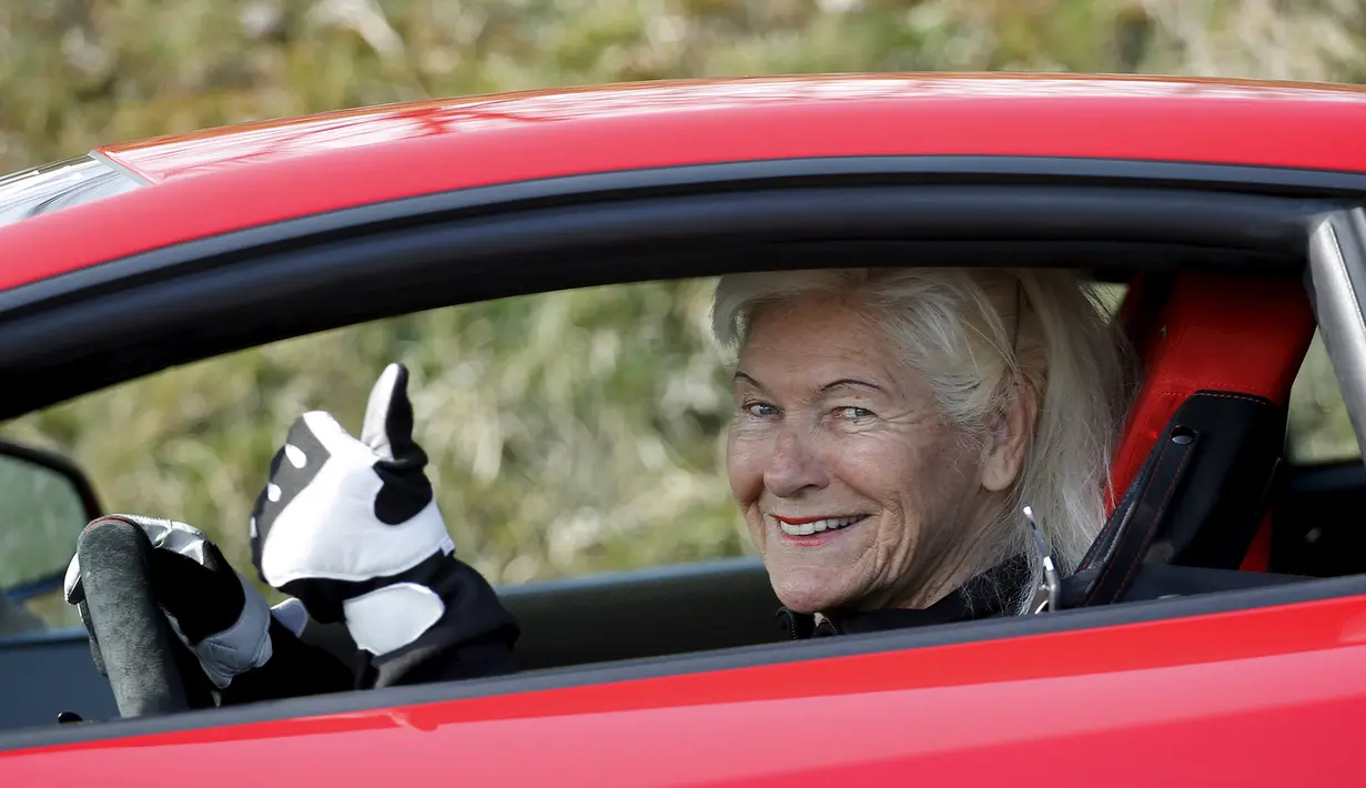 Sonja Heiniger, nenek berusia 76 tahun, mengacungkan jempolnya saat duduk di dalam Lamborghini miliknya di Jona, Swiss (20/5/2015). (REUTERS/Alessandro Garofalo)