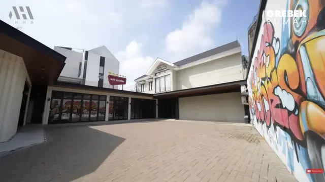 Potret Garasi Rumah Andre Taulany