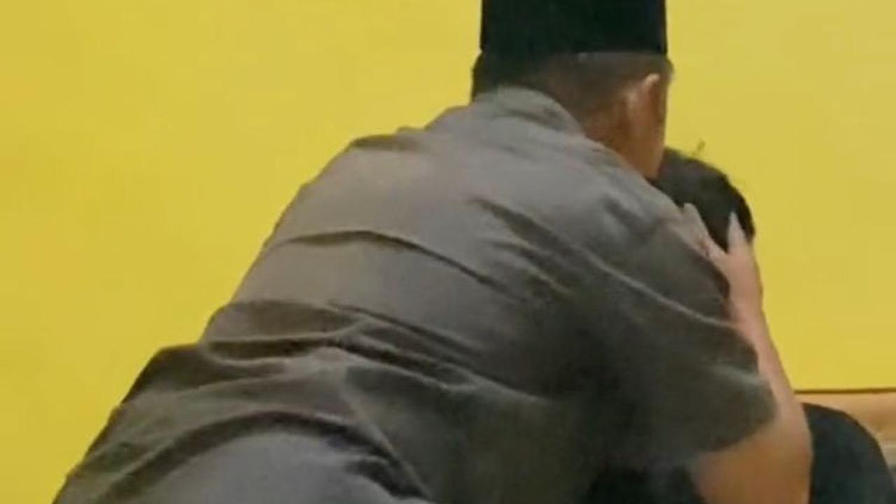 Tak hanya memeluk, ia juga mengelus kepala dan mencium kening kekasih putrinya. Tampaknya, ia sangat senang dengan hadiah ini.