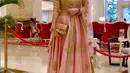 Gaya Bunga Zainal kenakan lehenga nuansa emas-pink ini juga tak kalah menarik. (Instagram/bungazainal05).